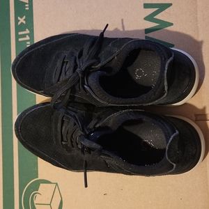 Woman's black Elle Rica size7.5 athletic shoes great condition, very comfortable